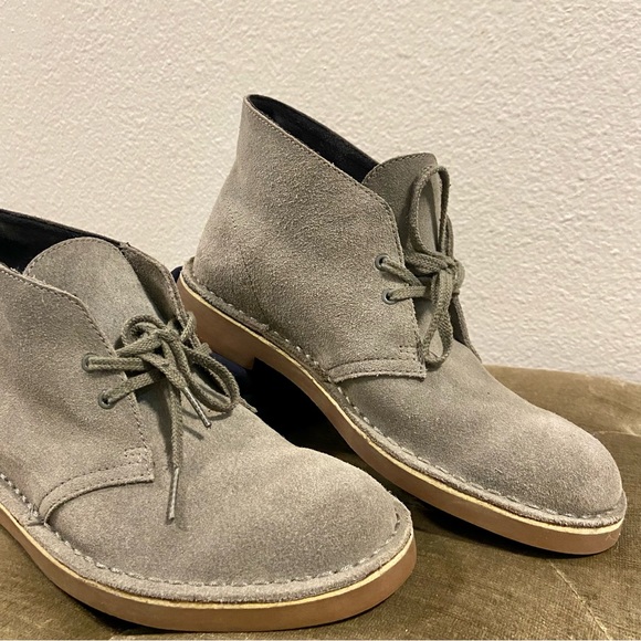 Clark Boots Mens 7M Women 9 Grey Suede Chukka Rubber Sole - Picture 4 of 10